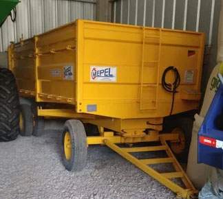 Carroção, chupim, tanque de água e colheitadeira.